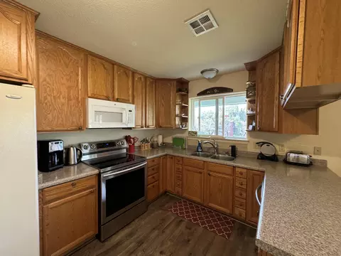 Kitchen - 51870 Eshom Valley Dr, Badger, CA 93603 photo 1 of 2