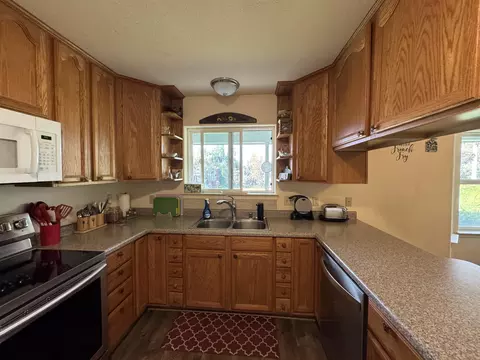 Kitchen - 51870 Eshom Valley Dr, Badger, CA 93603 photo 2 of 2