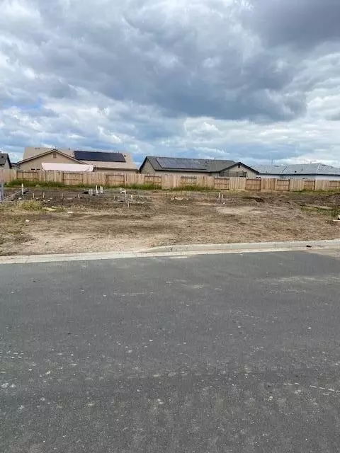 702 W Pin Oak Ave S, Porterville, CA 93257