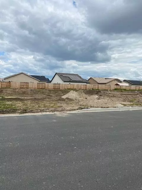 722 W Pin Oak Ave S, Porterville, CA 93257