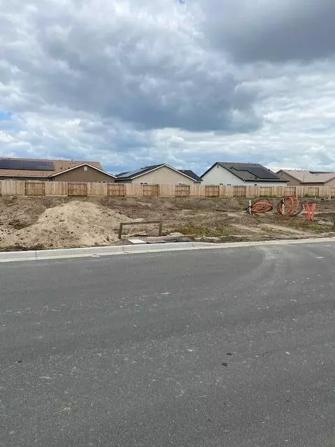 732 W Pin Oak Ave S, Porterville, CA 93257