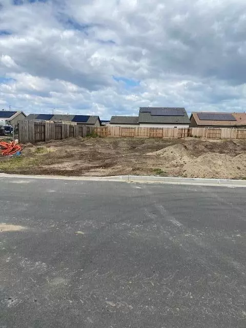 742 W Pin Oak Ave S, Porterville, CA 93257