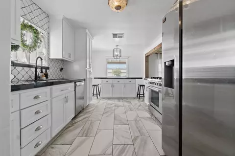 Kitchen - 809 E Cross Ave, Tulare, CA 93274 photo 6 of 7