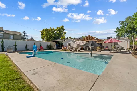 Exterior - 809 E Cross Ave, Tulare, CA 93274 photo 12 of 23