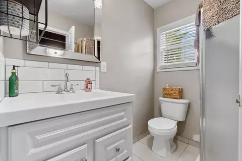Bath - 809 E Cross Ave, Tulare, CA 93274 photo 2 of 2