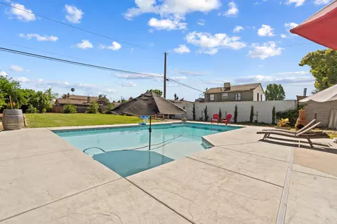 Exterior - 809 E Cross Ave, Tulare, CA 93274 photo 10 of 23