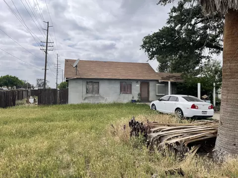 1071 S Elm St, Pixley, CA 93256