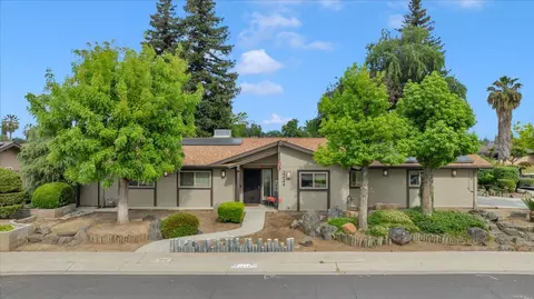2224 S Oak Park St, Visalia, CA 93277