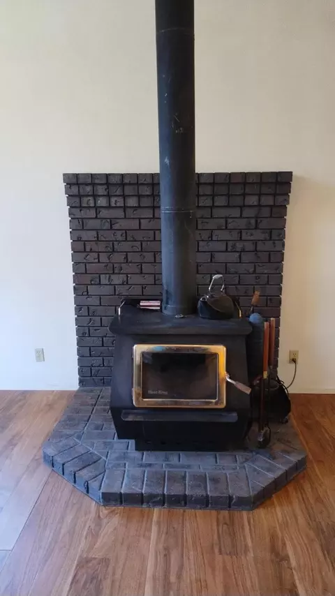 Living - 1284 Bourbon, Springville, CA 93265 photo 5 of 10