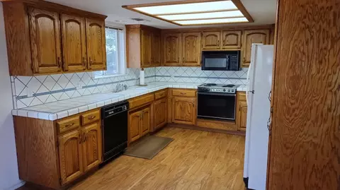 Kitchen - 1284 Bourbon, Springville, CA 93265 photo 2 of 4