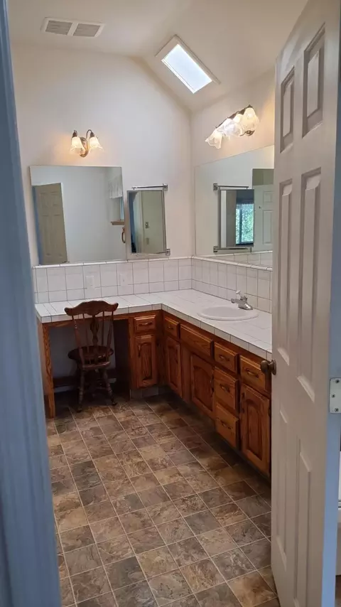 Bath - 1284 Bourbon, Springville, CA 93265 photo 4 of 8