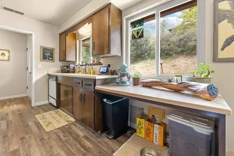 Kitchen - 43831 Skyline Dr, Three Rivers, CA 93271 photo 5 of 6