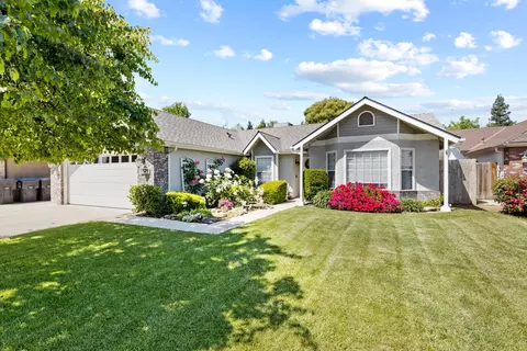 1529 S Cottonwood Ct, Visalia, CA 93277