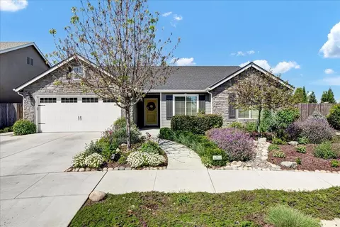 2541 N Fulgham Ct, Visalia, CA 93291