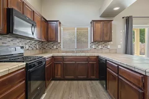 7495 Bailey Ave, Visalia, CA 93291 photo 3
