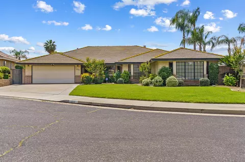 800 Ramblewood Ct, Dinuba, CA 93618