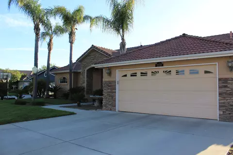 2221 N Carson Ct, Visalia, CA 93291