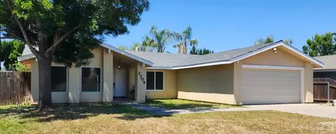 2209 S Valley St, Visalia, CA 93277