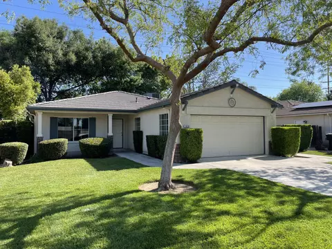 1910 E Country Ct, Visalia, CA 93292