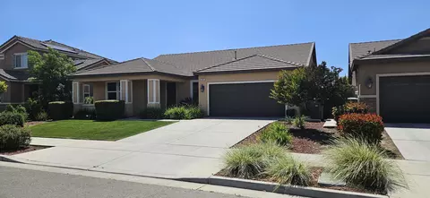2901 S Oakhurst Ct, Visalia, CA 93292