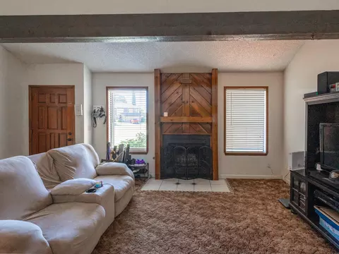 2046 E Harold Ave, Visalia, CA 93292 photo 2