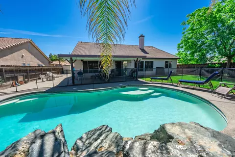 2804 Plum Ln, Hanford, CA 93230