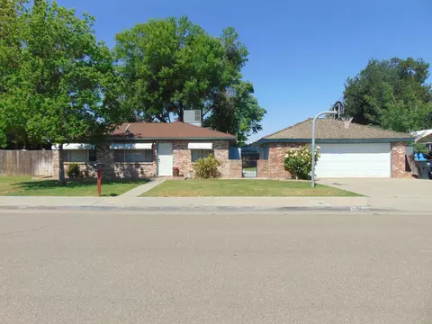 69 Grand Ave, Lemoore, CA 93245 photo 2