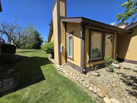 1944 E Harold Ave, Visalia, CA 93292 photo 4