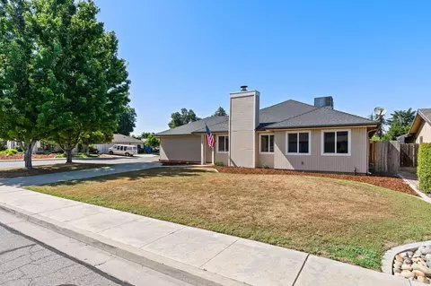 2402 E Vassar Dr, Visalia, CA 93292 photo 2