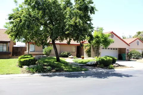 545 Blue Oak Ave, Porterville, CA 93257