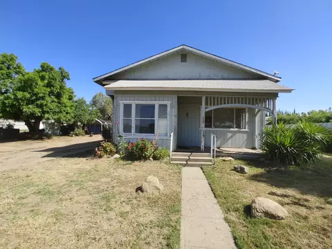 472 W Petunia St, Farmersville, CA 93223