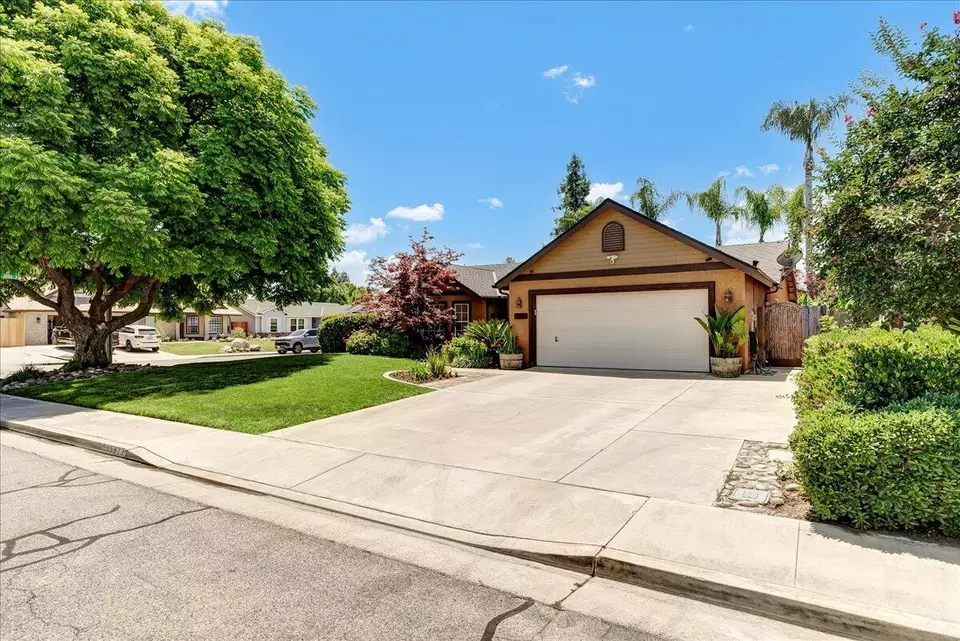  5923 W Iris Ct, Visalia, CA 93277 photo 2