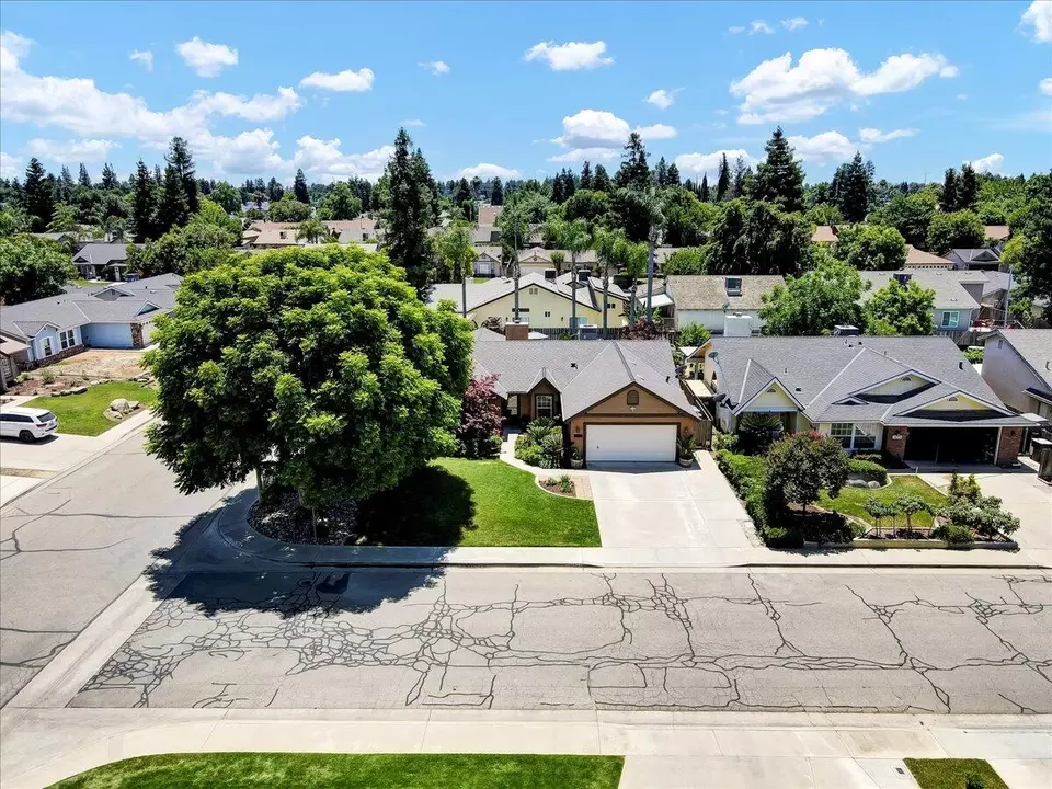  5923 W Iris Ct, Visalia, CA 93277 photo 4