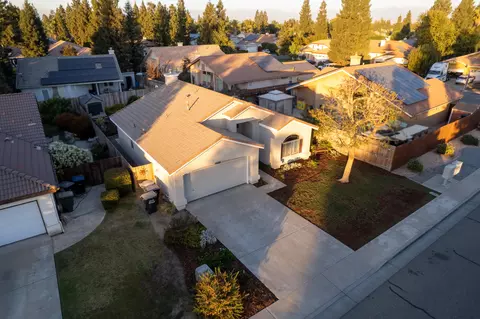 1434 E Dorothea Ave, Visalia, CA 93292 photo 2
