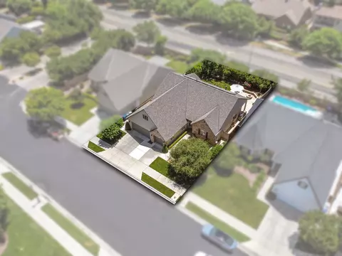 564 W Trenton Ave, Clovis, CA 93619 photo 2