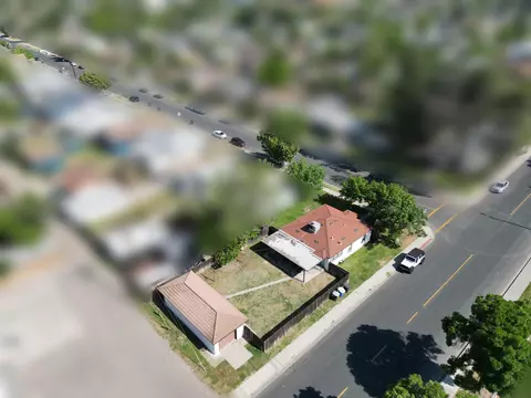446 W Myrtle St, Hanford, CA 93230 photo 2
