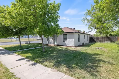 446 W Myrtle St, Hanford, CA 93230 photo 3