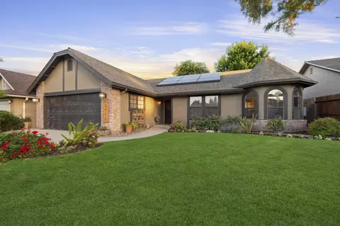 5935 W Oak Ave, Visalia, CA 93291