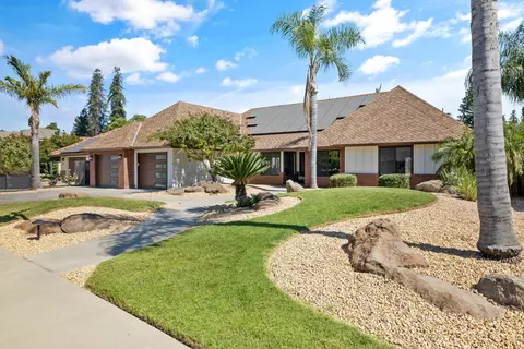 138 E Chestnut Ct, Visalia, CA 93277 photo 3