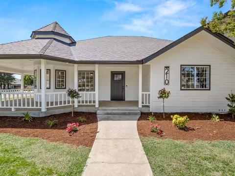 210 W Paul Ave, Clovis, CA 93612 photo 2