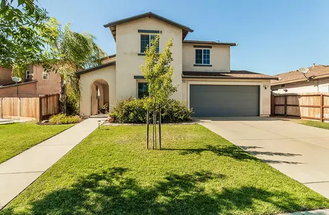704 11th St, Sanger, CA 93657
