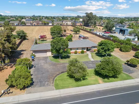 1055 N Euclid Ave, Dinuba, CA 93618