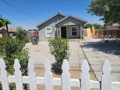 1106 N Rinaldi St, Visalia, CA 93291