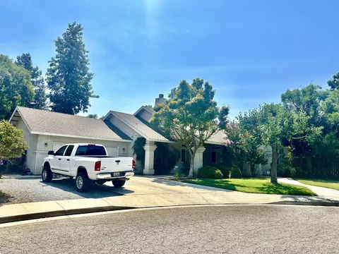 2148 S Columbus Ct, Visalia, CA 93277