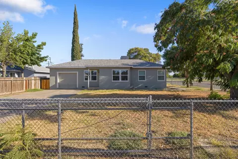 1033 W Houston Ave, Visalia, CA 93291