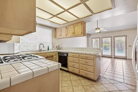 650 E Vine Ct, Visalia, CA 93292 photo 21