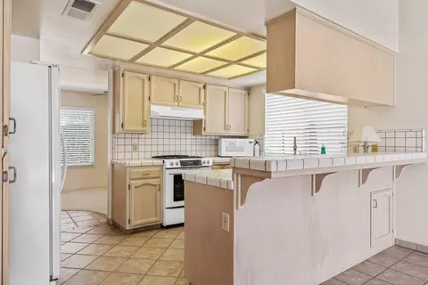 650 E Vine Ct, Visalia, CA 93292 photo 18