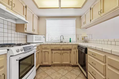 650 E Vine Ct, Visalia, CA 93292 photo 22