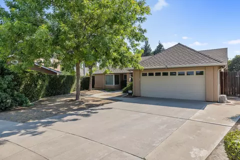 650 E Vine Ct, Visalia, CA 93292 photo 2