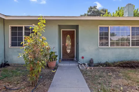 437 E Oakridge Ct, Visalia, CA 93291